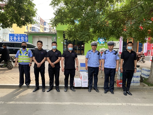 興鬆考點服務為執勤交警提供飲用水